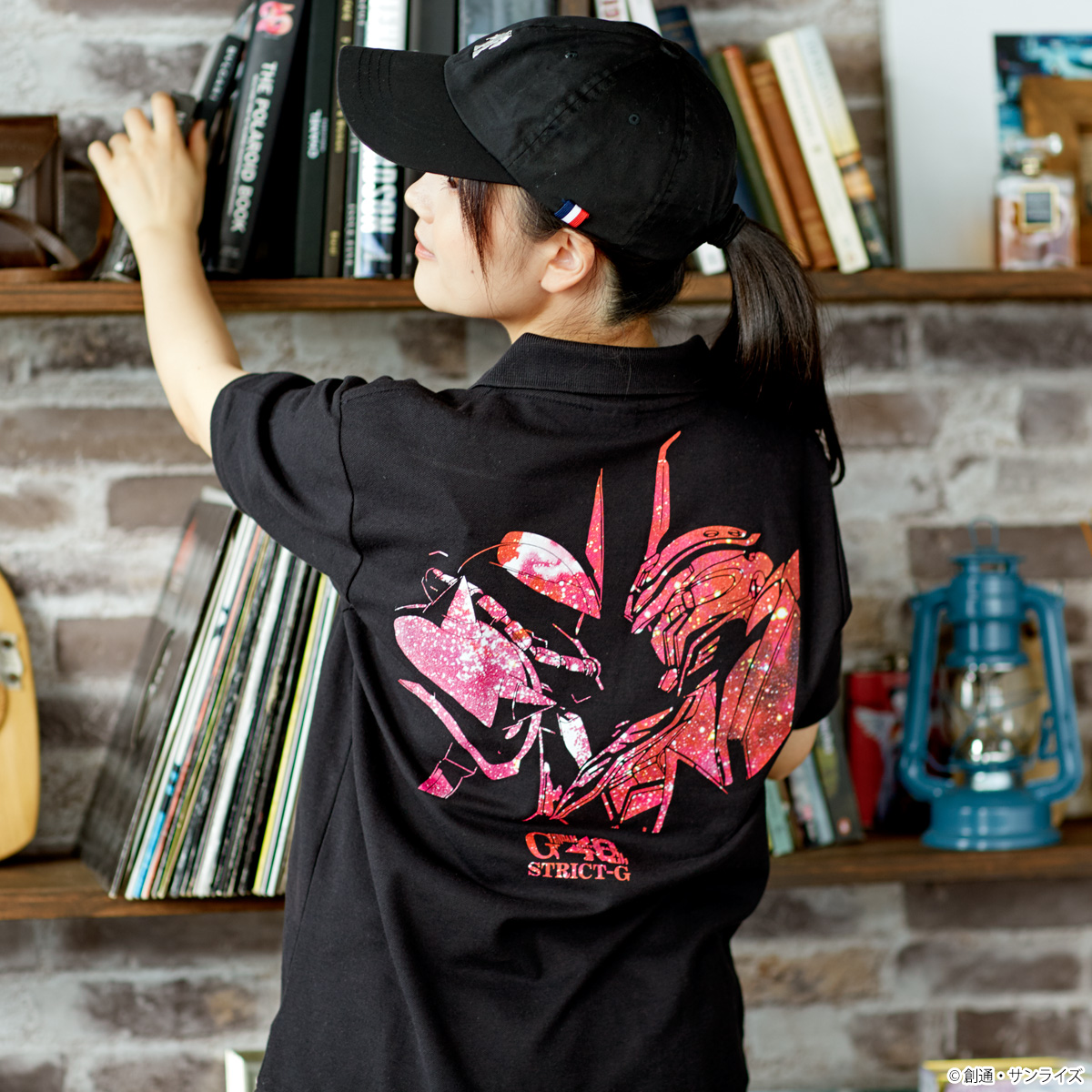 『機動戦士ガンダム』40周年記念グラデーション柄ポロシャツ シャア専用ザクII＆シナンジュ