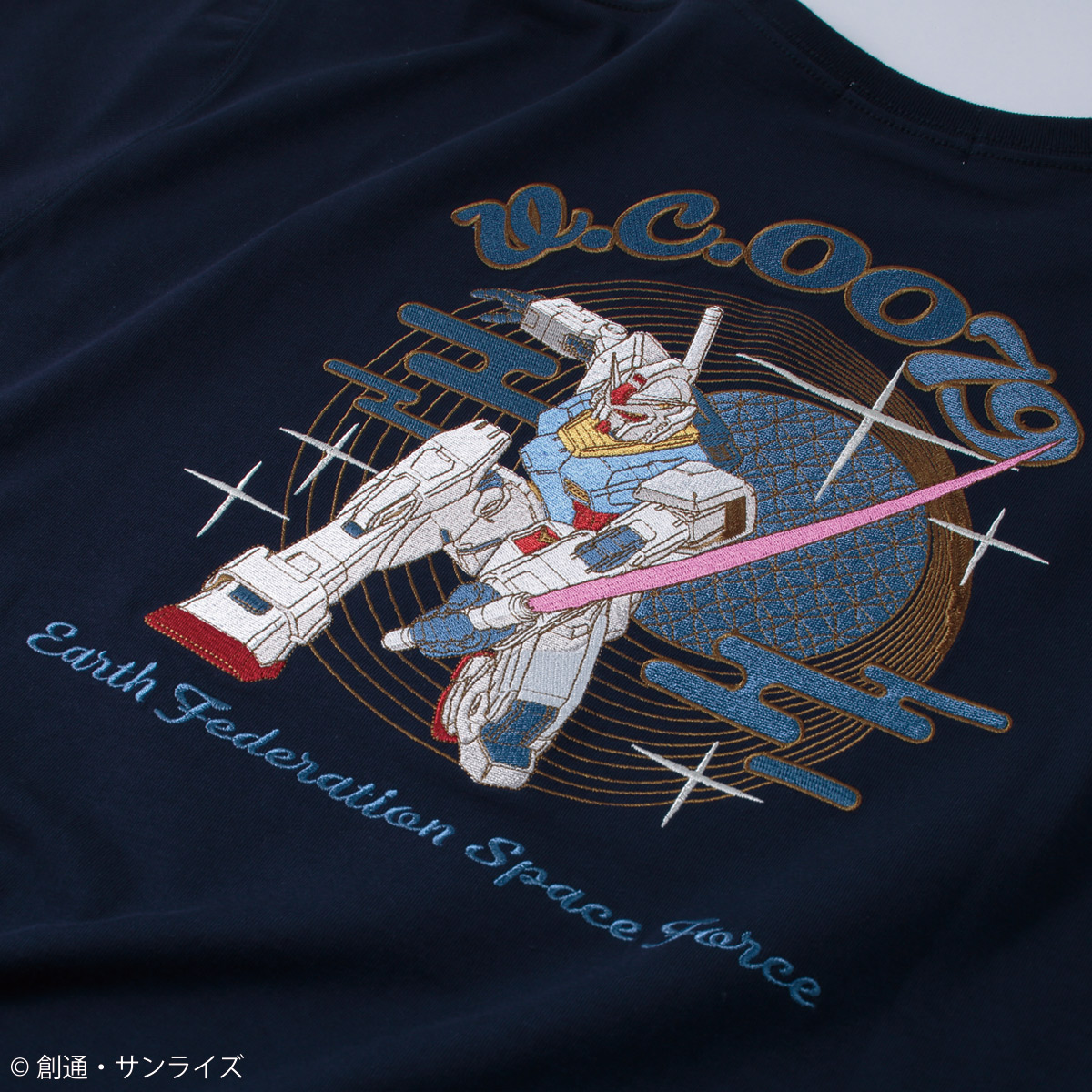 『機動戦士ガンダム』『機動戦士ガンダム 逆襲のシャア』より大胆なグラフィックを刺繍で表現した新作Tシャツが登場!