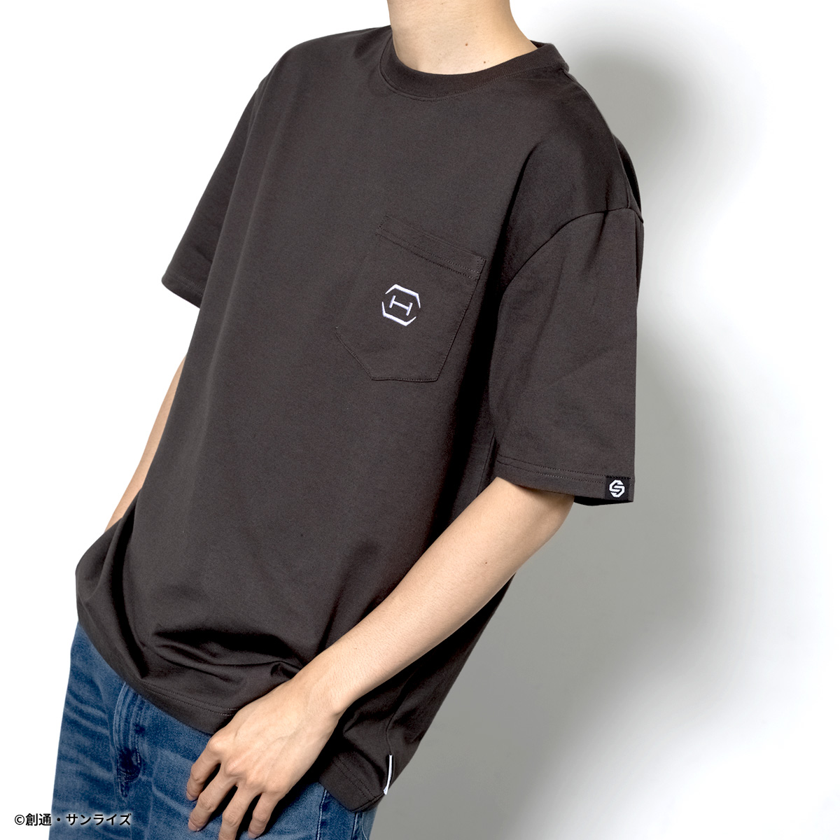 STRICT-G BASIC『機動戦士ガンダム 閃光のハサウェイ キルケーの魔女』ポケット付き刺繍Tシャツ Ξ(クスィー)ガンダム スミクロ