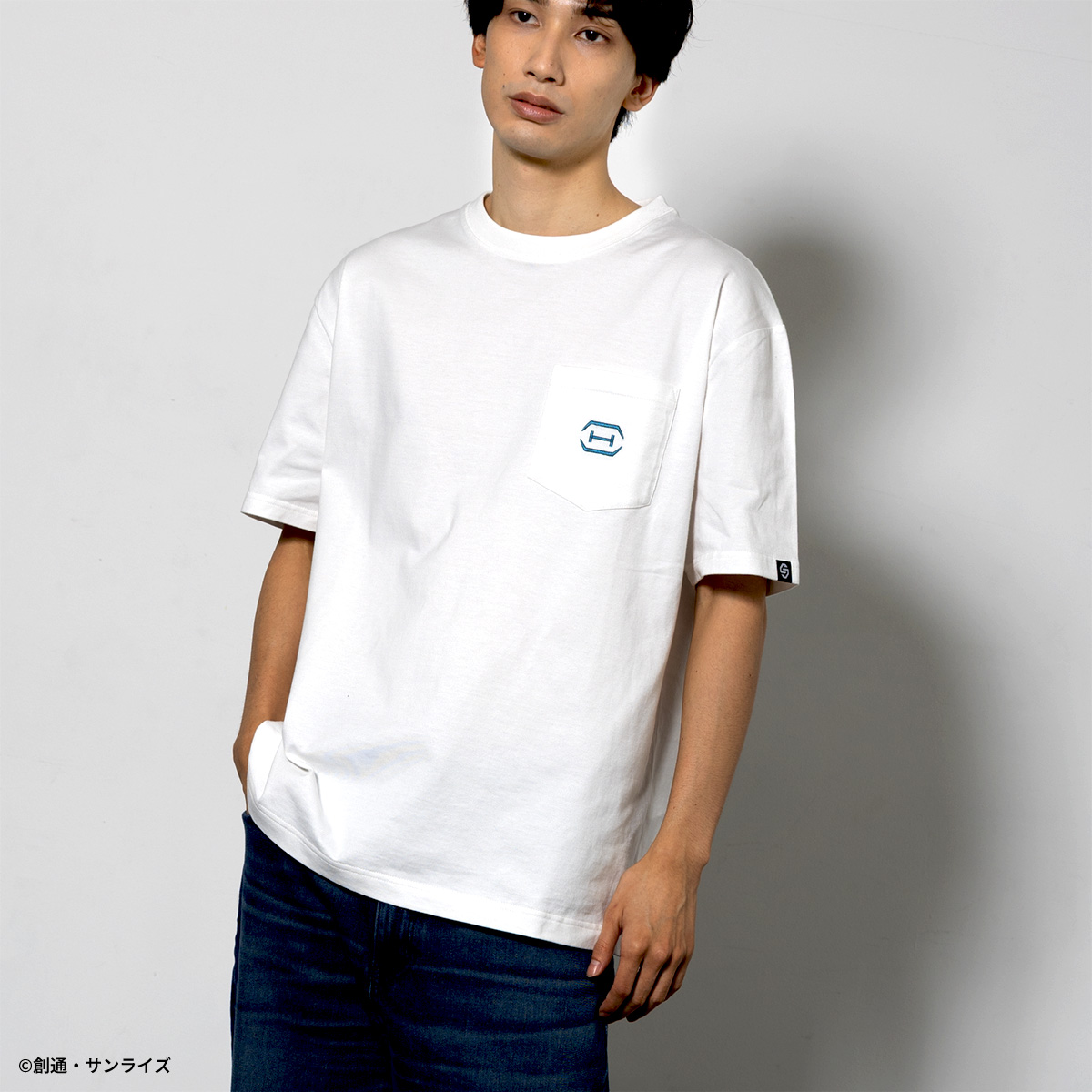 STRICT-G BASIC『機動戦士ガンダム 閃光のハサウェイ キルケーの魔女』ポケット付き刺繍Tシャツ Ξ(クスィー)ガンダム ホワイト