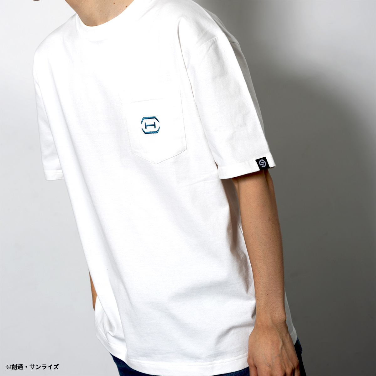 STRICT-G BASIC『機動戦士ガンダム 閃光のハサウェイ キルケーの魔女』ポケット付き刺繍Tシャツ Ξ(クスィー)ガンダム ホワイト